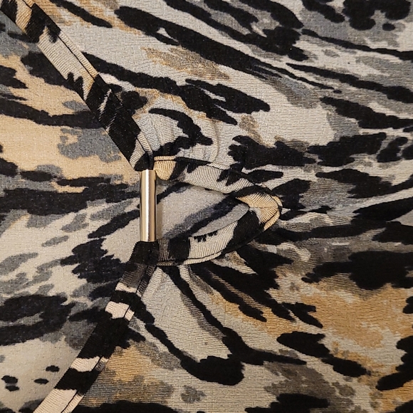 Shirts, a bundle of quantity (6) XL women's dressy stretchy material shirts. - Picture 4 of 12